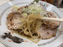 春木屋の「引き算の美学」が生んだ新境地。恵比寿店限定「皿中華そば」を食べてみた