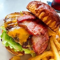 【渋谷・原宿・神宮前グルメ】絶賛されるTHE GREAT BURGER(ザ・グレートバーガー)のベーコンチーズバーガーを食べた結果