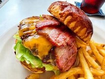 【渋谷・原宿・神宮前グルメ】絶賛されるTHE GREAT BURGER(ザ・グレートバーガー)のベーコンチーズバーガーを食べた結果