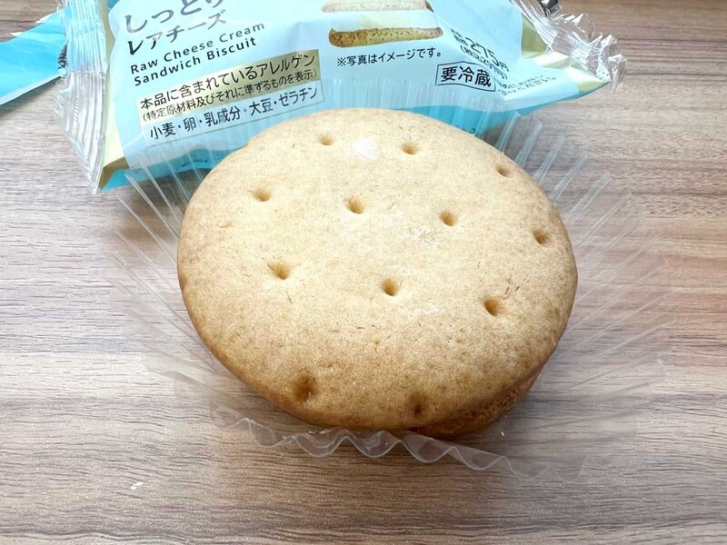 ローソン「しっとりビスケットサンド　レアチーズ」