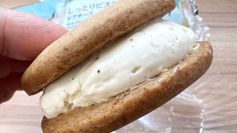 ローソン「しっとりビスケットサンド　レアチーズ」