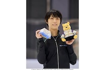 『プーさんへ 羽生結弦とくまのプーさん メモリーブック きせかえ衣装プーぬいぐるみ付き』予約受付中