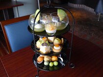 シャインマスカット×メロンが主役。大人がときめくアフタヌーンティーが東京ドームホテルに登場。《編集部レビュー》