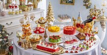 王様や女王陛下気分！巨大なクリスマスツリーを眺めながらのスイーツビュッフェ