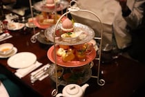 【新橋駅直結】ホテルの贅沢アフヌンが4時間楽しめて5000円以下。桃をたっぷり使った全11品は圧巻のボリュームで満足感すご...。《編集部レポ》