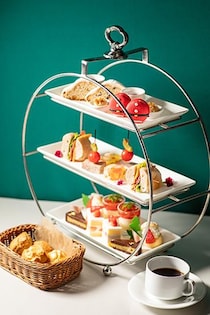 クリスマスカラーを取り入れた心躍るアフタヌーンティー