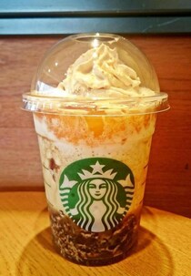 「万能」と話題の100円スタバトッピング。 新作のコーヒーフラペで試してみた。