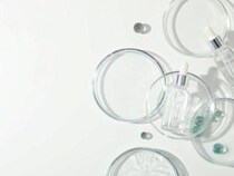 アラサーとアラフォーではシミケアもシワケアも違う？化粧品でアプローチするなら、どんな成分を選ぶべき？美容のプロの答えは...。