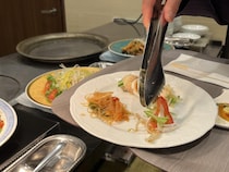 【ホテルスタッフ直伝】食べ放題を100％楽しむ、目からウロコなコツ9つ「サラダは無理せず食べなくてOK」