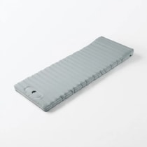 【無印良品】キャンプ、防災にもいいかも。新発売の「空気でできたマットレス」は省スペースで邪魔にならない。