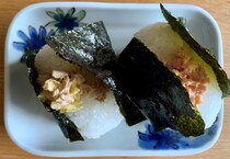 今まで「おにぎり」の握り方間違えてた...！？"ふわっふわ"になる方法、試してみた。《ぼんご店主流》