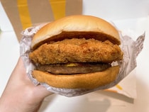 マックの「ハンバーガー」をレベル上げするトッピング技。めっちゃ贅沢な味になる！