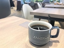 「穴場すぎ」Ankerの"カフェ"が都内にオープン。ケーブル持ってなくても全席充電できるのすごすぎ...。《編集部レビュー》