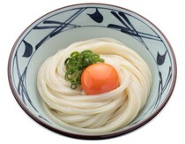 【丸亀製麺】「釜玉うどん」購入で一杯無料でもらえる！25日～27日は2人でうどん食べよ。