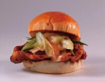 国内唯一の「鳥貴バーガー」が3月29日に閉店　「好きだったので寂しいね」「安くて美味しかった」の声