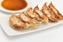 餃子に何をつけて食べる？3位はポン酢、2位は付属の餃子のタレ...1位に輝いたのは？