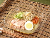 ローソンのお惣菜、一流料理人が本気でジャッジ。全員合格を出した「夏の食欲を掻き立てるお弁当」とは。