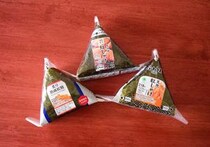 ローソン・ファミマ・セブンの「鮭おにぎり」徹底比較！値上げで気になる中具や重量などを比べてみた《実食レポ》