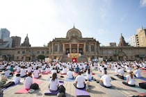 【参加費無料】築地本願寺の「朝ヨガ」で心身をリセット。インド大使館主催イベント、申込み受付中。《6月21日開催》