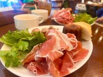 【目黒駅直結】生ハム盛り放題の神モーニングブッフェ発見。850円で焼き立てパン・サラダ・スープもおかわり出来て至高すぎる...。