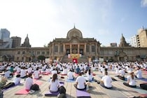 【参加費無料】築地本願寺の「朝ヨガ」で心身をリセット。インド大使館主催イベント、申込み受付中。《6月21日開催》