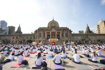 【参加費無料】築地本願寺の「朝ヨガ」で心身をリセット。インド大使館主催イベント、申込み受付中。《6月21日開催》