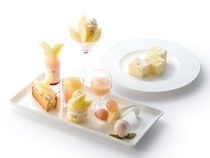 桃好き必見！タカノフルーツパーラーで、丸ごと桃スイーツやパフェ、サンドなど桃づくしの限定メニューが登場中