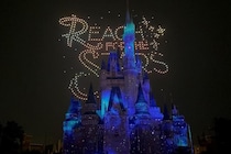 夏の東京ディズニーランドは家族で楽しめるスポットいっぱい！トイ・ストーリー5のシールやジャングルクルーズのステッカーがもらえるイベントも。