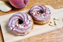 フレンチクルーラー専門店「FRECKLE donuts」の3号店が自由が丘に7月17日オープン。3日間限定でソフトドリンクが1杯もらえるよ～！