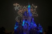 夏の東京ディズニーランドは家族で楽しめるスポットいっぱい！トイ・ストーリー5のシールやジャングルクルーズのステッカーがもらえるイベントも。