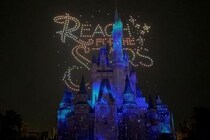 夏の東京ディズニーランドは家族で楽しめるスポットいっぱい！トイ・ストーリー5のシールやジャングルクルーズのステッカーがもらえるイベントも。
