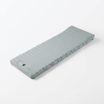 【無印良品】キャンプ、防災にもいいかも。新発売の「空気でできたマットレス」は省スペースで邪魔にならない。