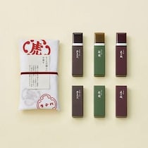 「防災用に買ってる」「常に持ち歩いてる」とらやのミニ羊羹が入った"非常用セット"知ってる？万能手ぬぐい付きで、もしもの備えに優秀すぎる...。