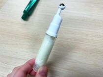 【ダイソーさんスゴい...】 お気に入りのアイテムが「ロールオン」に早変わり。手を汚さずにササっと目元のケアができるの天才だろ...。
