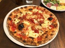 「銀座でコスパ最強」と噂のピザランチ、1000円台で衝撃のデカさだった。「1切れが片手ぐらいある...」《編集部レポ》