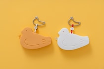 豊島屋「鳩サブレー」モチーフのシリコンポーチがかわいすぎる8月10日の"鳩の日"発売。
