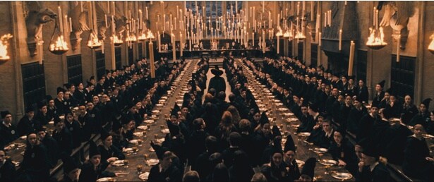 『ハリー・ポッターと賢者の石』で、初めてハリーが大広間に足を踏み入れたシーン(『ハリー・ポッターと賢者の石』)