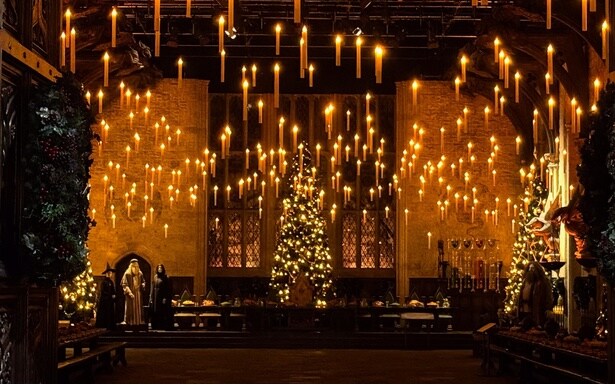 天井をただよう400本のキャンドルが来場者を迎えてくれる