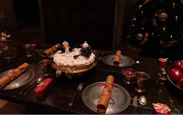 ケーキの上には可愛らしい雪だるまたちが!