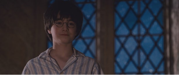 クリスマスの朝、人生で初めてクリスマスプレゼントをもらうハリー(『ハリー・ポッターと賢者の石』)