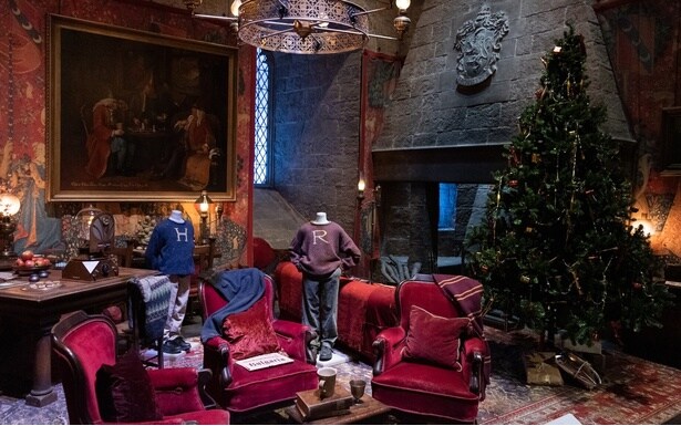 グリフィンドールの談話室では、ロンとハリーが過ごしたクリスマスの朝が再現されている