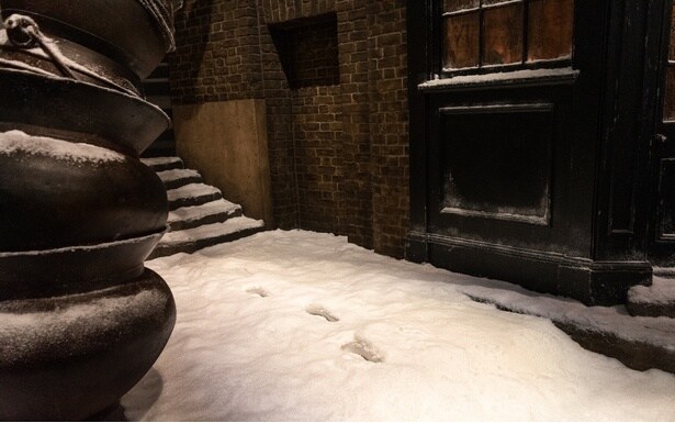 裏路地の雪の上には、足跡ができる特殊効果が!