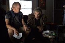 殺し屋マイケル・キートンと師匠アル・パチーノが相まみえる！『殺し屋のプロット』共演シーン映像