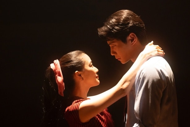 イ・ジュニョン演じる初恋相手との輝かしい日々など、すみれの人生を振り返る