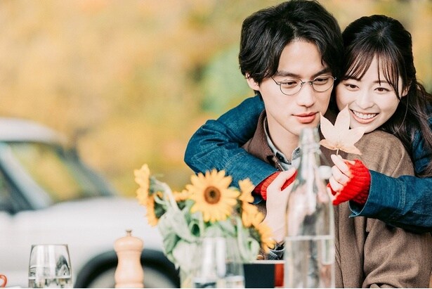 【写真を見る】福士蒼汰と福原遥が「楓」を手に微笑むシーンに胸キュン!