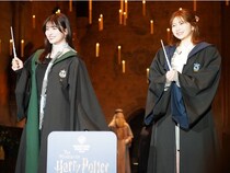 桜田ひより＆吉川愛「スタジオツアー東京」初のアンバサダー就任に大興奮！「ホグワーツ・イン・ザ・スノー」開催中の大広間で「ハリー・ポッター」愛を語る