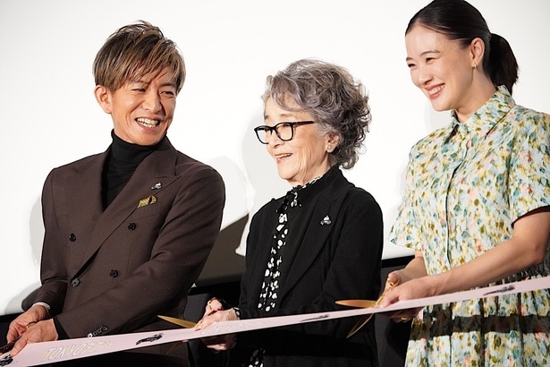 【写真を見る】木村拓哉、倍賞千恵子と笑顔のテープカット!