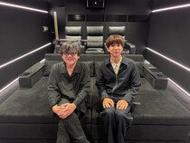 『果てしなきスカーレット』はじめしゃちょーの豪邸に細田監督が訪問！人生とモノづくりを熱く語り合う