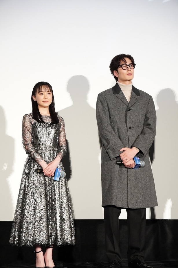 【写真を見る】芦田愛菜、ゴージャスに輝くシルバードレスで登場