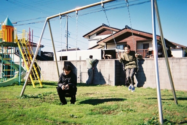 監督、藤井道人の隣でブランコを楽しむ尾上眞秀